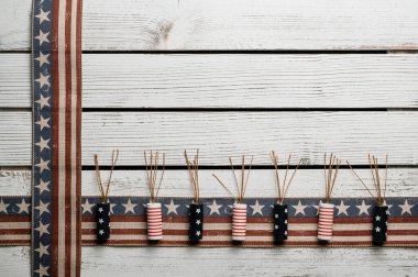 Amerikan yıldızları ve çizgileri kırsal ahşap arka planda yatıyordu. 