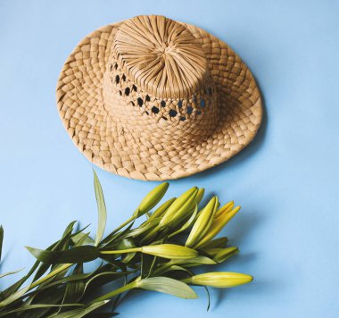 Sarı laleli yaz şapkası