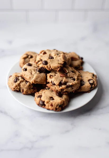 Primer Plano Placa Galletas Chispas Chocolate Mostrador Mármol Blanco —  Fotos de Stock