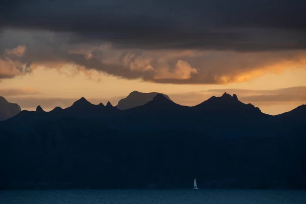 Segelbåt Sedd Vid Solnedgången Loretos Bergskust Baja California Mexiko — Stockfoto