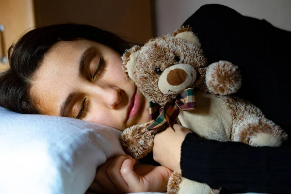 Young Woman Sleeping Her Bed Teddy Bear — Stock fotografie