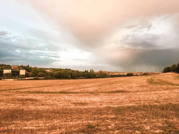 Skoszone Pole Młynami Tle — Zdjęcie stockowe