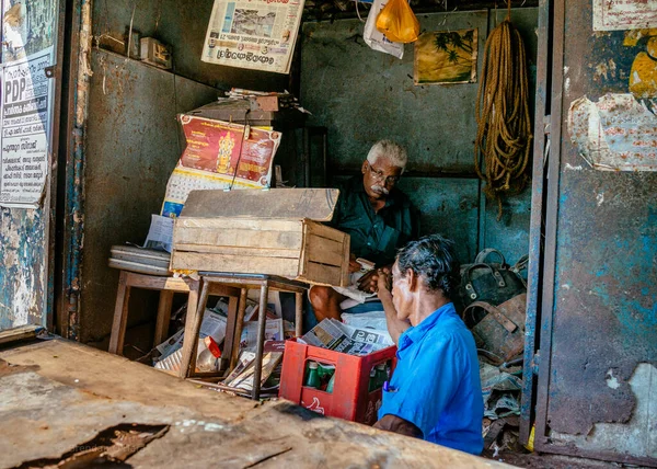 Dva Muži Vyměňují Peníze Špinavém Zchátralém Obchodě Verkalu Kerale Indie — Stock fotografie
