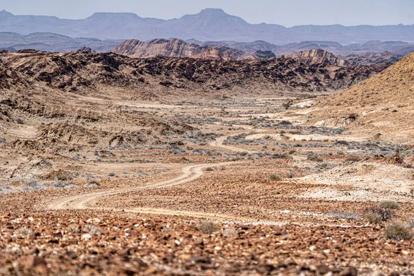 ナミビア砂漠の月の風景の中に岩の道が風を起こし — ストック写真