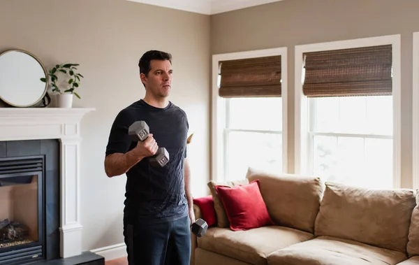 Fit Muž Cvičení Doma Ruční Závaží Svém Obývacím Pokoji — Stock fotografie