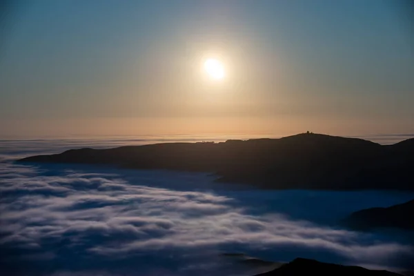 Туман Окутывает Горы Санта Моники Калифорнии — стоковое фото