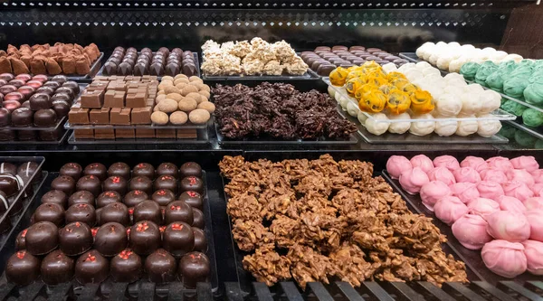 Chocolates Coloridos Diferentes Prontos Para Comprar — Fotografia de Stock