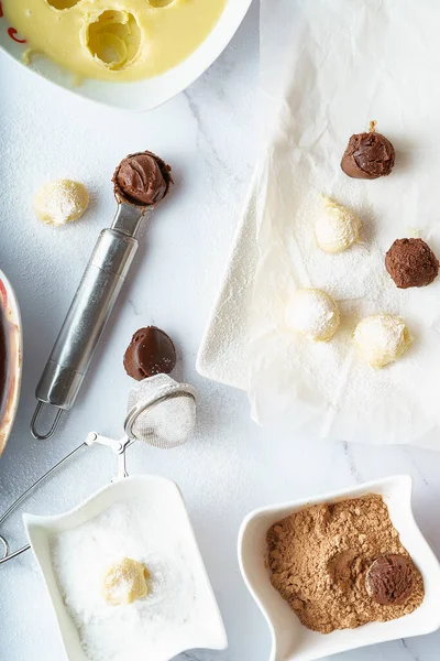 Siyah beyaz çikolatalı trüf mantarı. Gastronomik konsept