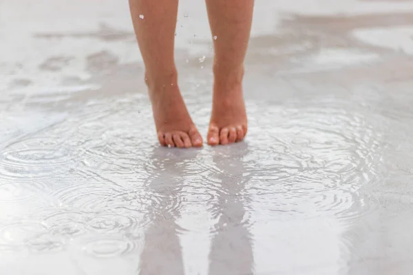 Kindervoeten Spelen Met Een Plas Water Grijze Grond — Stockfoto