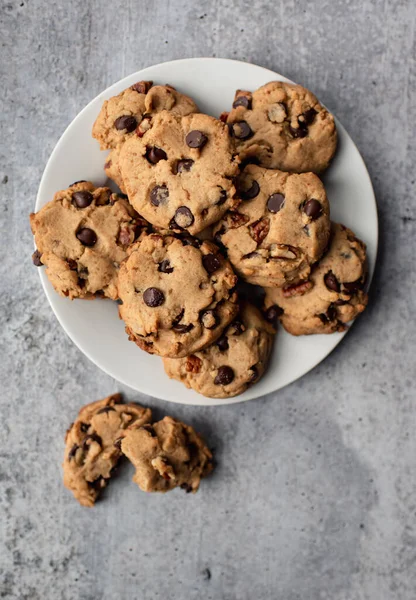 Primer Plano Galletas Chispas Chocolate Recién Horneadas Plato Desde Arriba —  Fotos de Stock