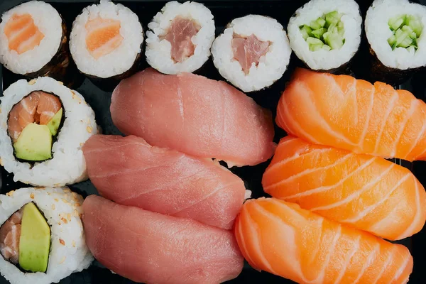 Zestaw Sushi Serwowane Odmiany Zabrać Pudełko — Zdjęcie stockowe