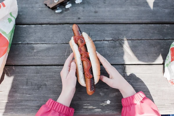 Hands Holding Hot Dog Sauce Top — Fotografia de Stock