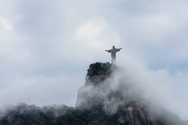 Piękny Widok Chrystusa Odkupiciela Statua Pośród Chmur Szczycie Góry Corcovado — Zdjęcie stockowe