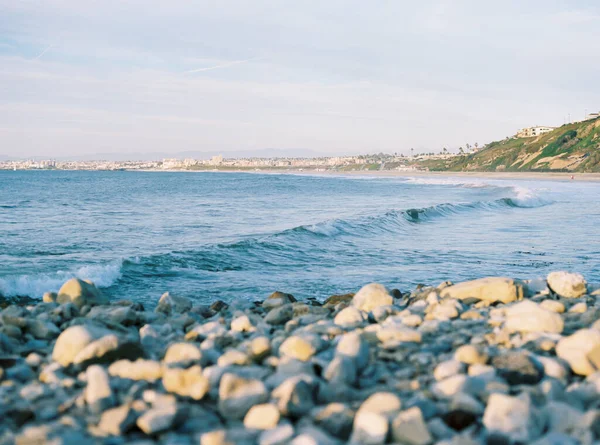 在加州海岸线上的海浪在黄金时段冲撞 — 图库照片