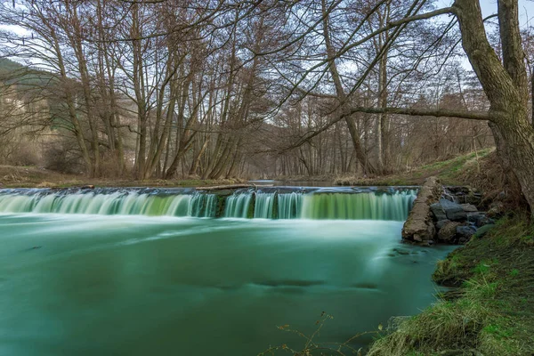 Yazın Şelalede Taşların Üzerinden Akan Bir Ormanda Çağlıyor — Stok fotoğraf