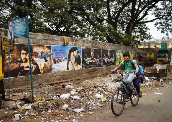 Niño Con Amigo Parte Posterior Bicicleta Sonríe Mientras Pasaba Por — Foto de Stock