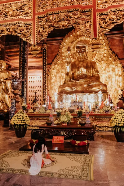 Βουδίστρια Προσεύχεται Μπροστά Από Ένα Χρυσό Βούδα Στο Ναό — Φωτογραφία Αρχείου