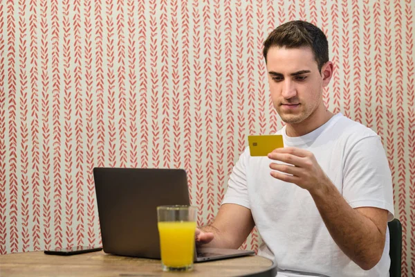 Genç Adam Masa Başında Oturmuş Bilgisayardan Kredi Kartıyla Ödeme Yapıyor — Stok fotoğraf