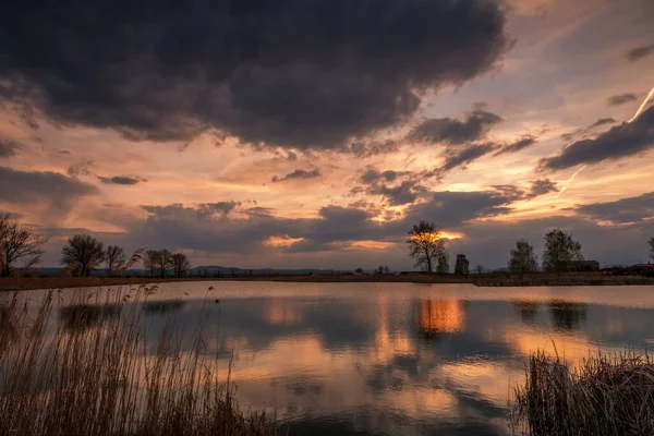 Coucher Soleil Sur Lac Calme Reflet Ciel Dans Eau Été — Photo