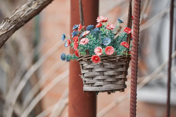 Flores Uma Cesta Vime Pendurar Uma Cerca — Fotografia de Stock