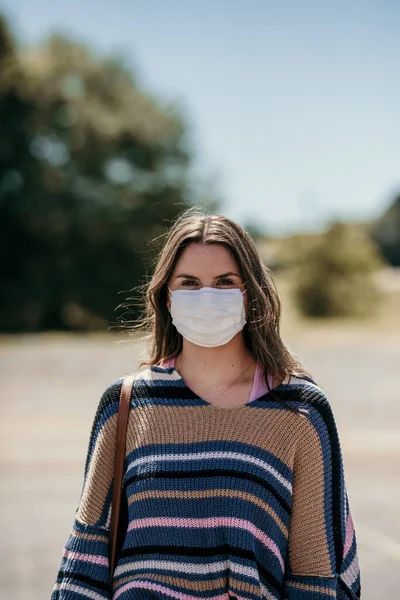 Kvinna Handskar Och Ansiktsmask Håller Papperspåse Begreppet Leverans Tjänster Pandemi — Stockfoto