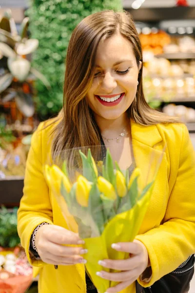 Young Woman Laughing Bouquet Yellow Tulips She Just Receive — Stock Photo, Image