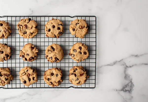 Overhead View Newly Baked Chocolate Chip Cookies Cooling Rack — Stockfoto