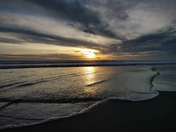 Coucher Soleil Sur Côte Avec Eau Réfléchissante Mousseuse — Photo