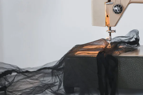 Nähprozess Kleid Aus Schwarzem Textilgewebe Fatinon Der Nähmaschine Hause Arbeitsplatz — Stockfoto
