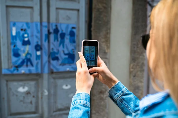 妇女通过电话为街头艺术品拍照 — 图库照片