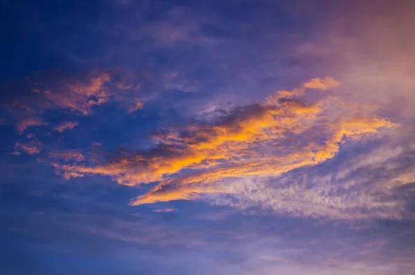 Zonsondergang Gloed Werd Getrokken Boven Avondhemel Glinsterende Zonlicht Doordringt Wolken — Stockfoto