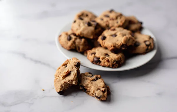 Närbild Tallrik Choklad Chip Cookies Vit Marmor Disk — Stockfoto
