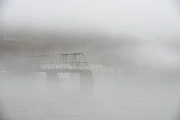Foggy Πρωί Και Γέφυρες Στον Ποταμό Στο — Φωτογραφία Αρχείου