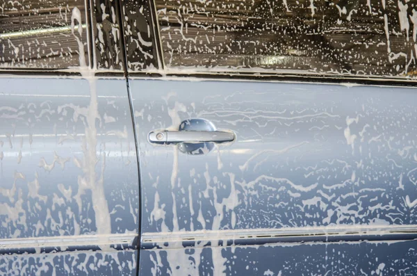 Niebieski Samochód Umyć Samochód Bąbelkami Pianki Myjni Samochodowej — Zdjęcie stockowe