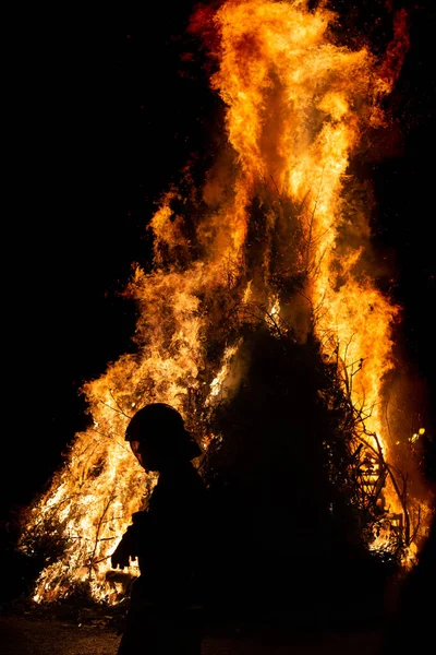 Feu Joie Impressionnant Avec Pompier Premier Plan — Photo