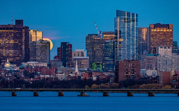 Luna Elevándose Más Allá Ciudad Alcanzando Punto Máximo Detrás Edificios —  Fotos de Stock