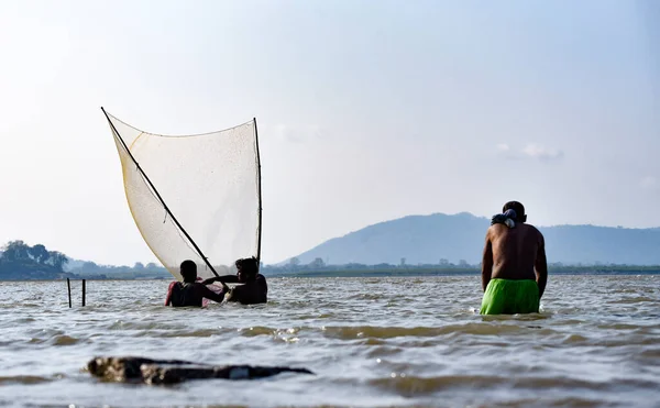 Αλιέων Που Αλιεύουν Στον Ποταμό Brahmaputra Κατά Διάρκεια Του Πανεθνικού — Φωτογραφία Αρχείου