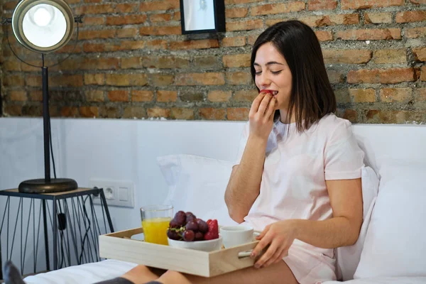 Jonge Vrouw Met Een Gezond Ontbijt Bed Thuis — Stockfoto