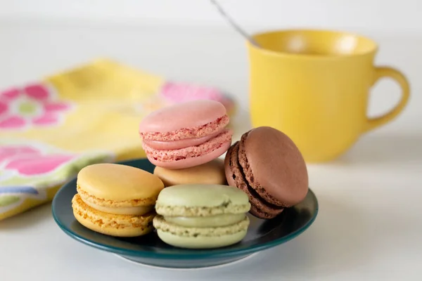 Sweet Macarons Yellow Brown Green Pink Colors Green Plate High — Stock Photo, Image