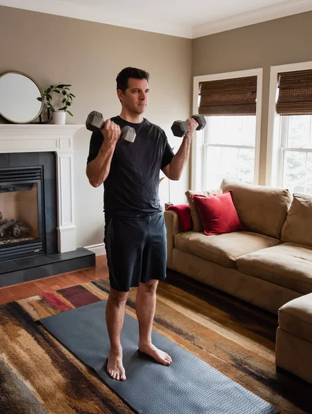 Fit Man Die Thuis Traint Met Handgewichten Zijn Woonkamer — Stockfoto