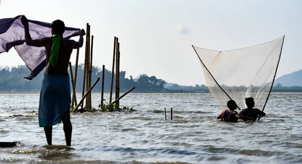 Αλιέων Που Αλιεύουν Στον Ποταμό Brahmaputra Κατά Διάρκεια Του Πανεθνικού — Φωτογραφία Αρχείου