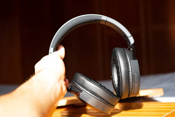 Las Manos Recogiendo Auriculares Musicales Concepto Música — Foto de Stock