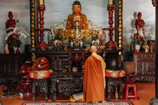 Βουδιστής Μοναχός Προσεύχεται Μπροστά Ένα Χρυσό Βούδα Στο Ναό — Φωτογραφία Αρχείου