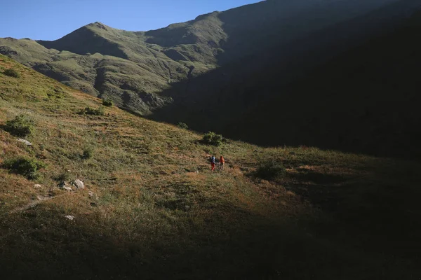 Couple Marchant Sur Flanc Une Montagne Lever Soleil — Photo