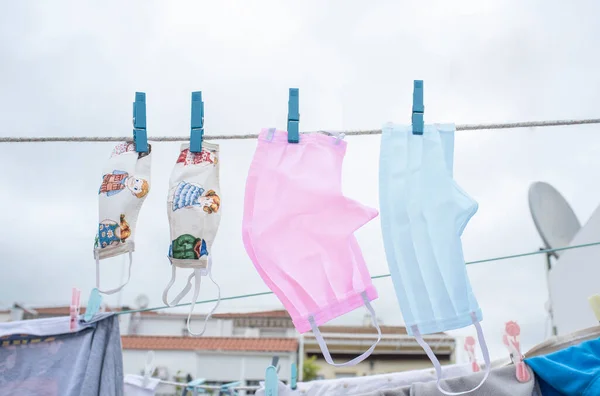 Set Von Abwaschbaren Gesichtsmasken Die Einer Wäscheleine Hängen Das Set — Stockfoto