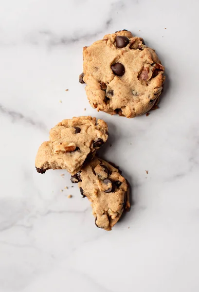 Overhead Närbild Choklad Chip Cookies Vit Marmor Disk — Stockfoto