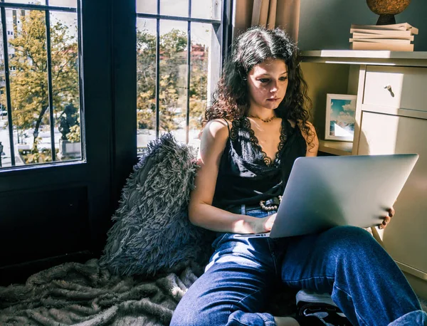 Jovem Trabalhando Casa Com Laptop Lado Janela — Fotografia de Stock