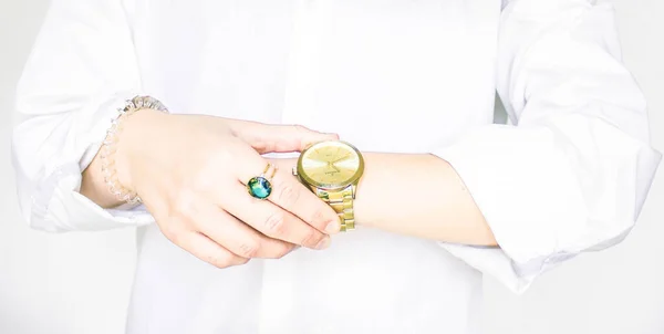 Mãos Femininas Olhando Para Tempo Relógio Mão — Fotografia de Stock