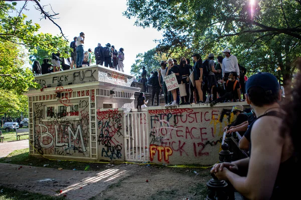 Διαδηλωτές Διαδηλώνουν Ειρηνικά Έξω Από Τον Λευκό Οίκο — Φωτογραφία Αρχείου