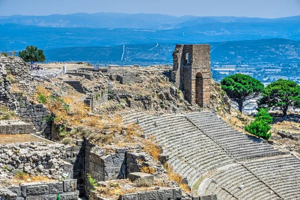 Pergamon Turkey 2019 在一个阳光明媚的夏日 土耳其希腊城市帕加蒙一座古代剧场的废墟 — 图库照片